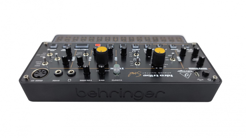 Behringer Hirotribe trasera